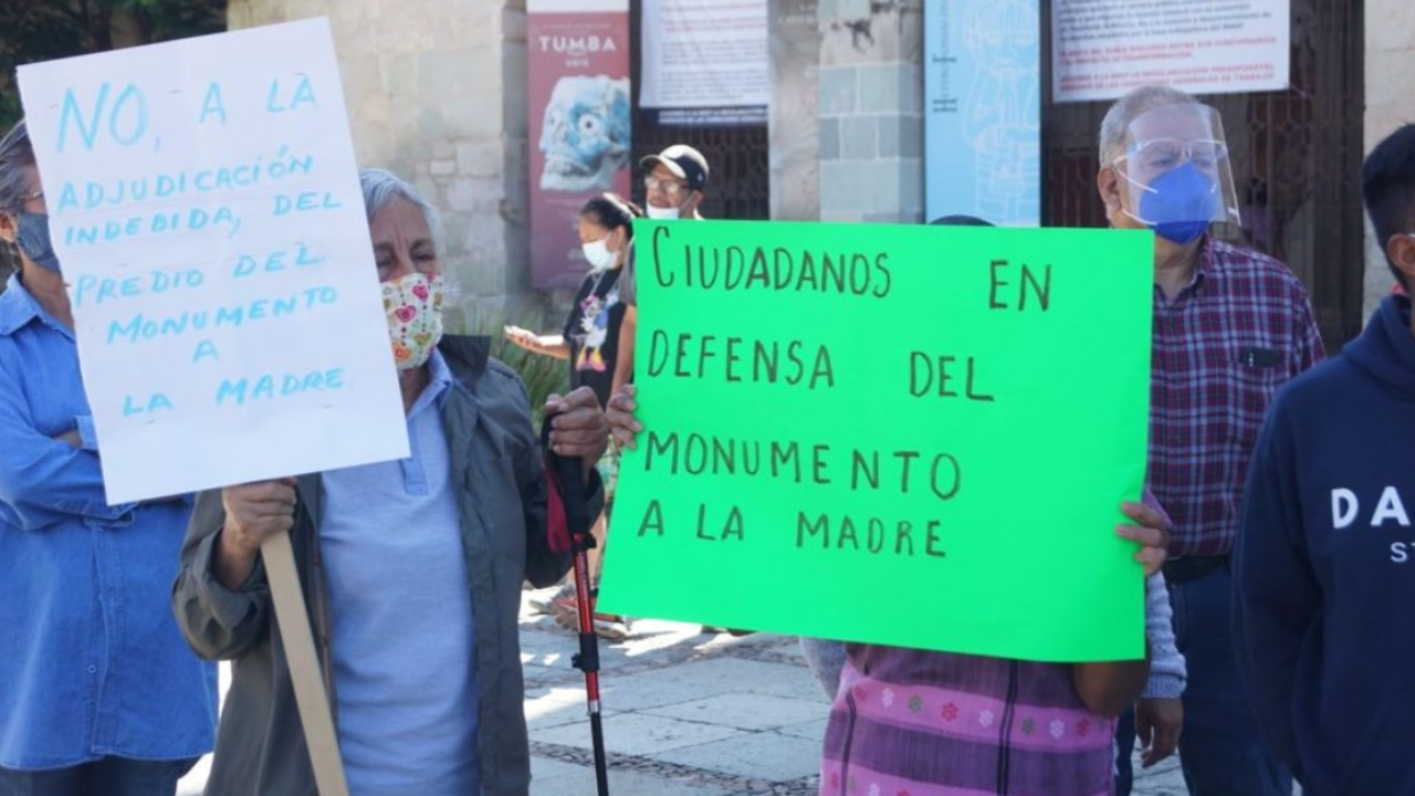 Oaxaqueños se manifiestan contra la destrucción del Monumento a la Madre y la tala de árboles