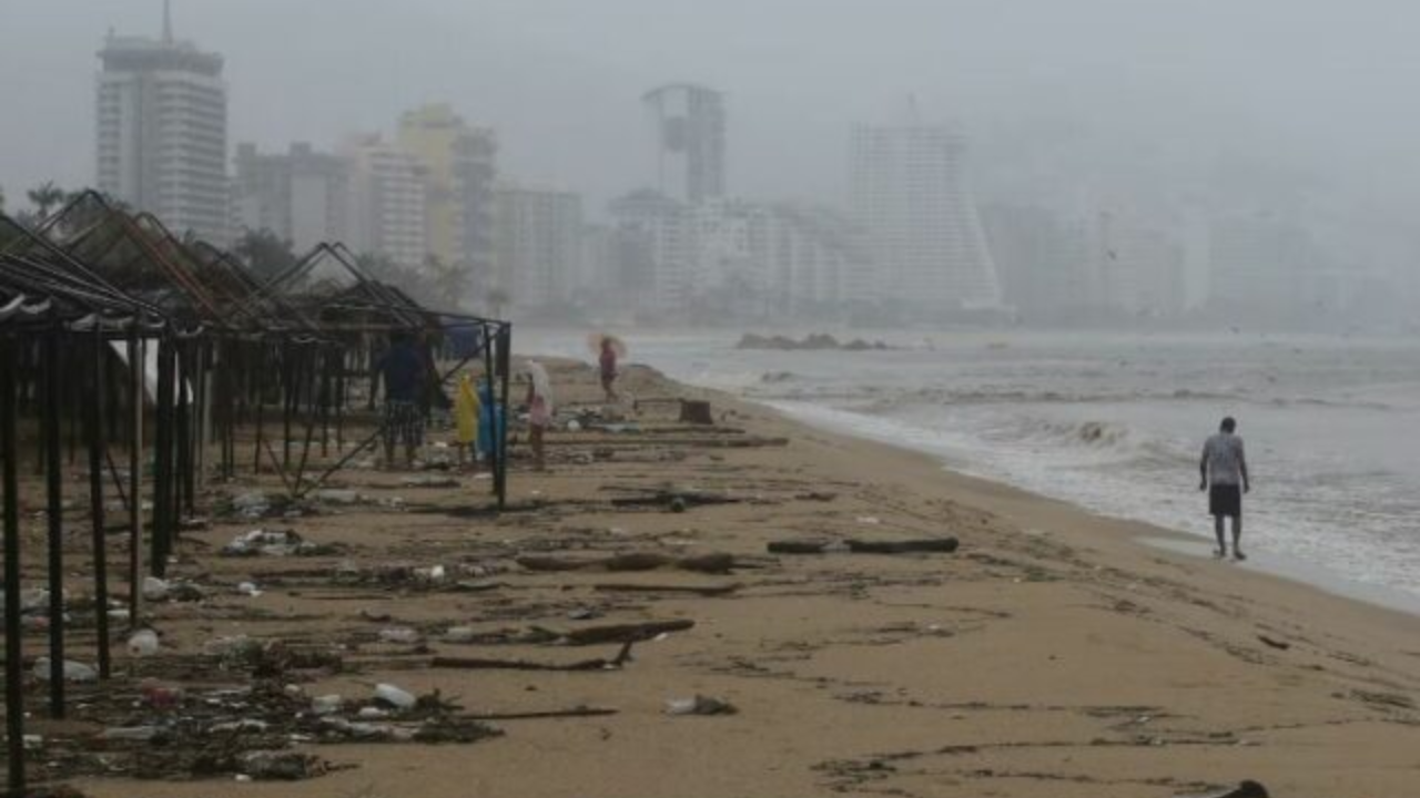 Huracán John deja severas afectaciones: Tres veces más lluvia que Otis