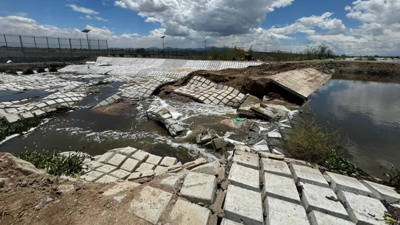 Reportan derrame de agua en el Lago de Texcoco tras colapso estructural