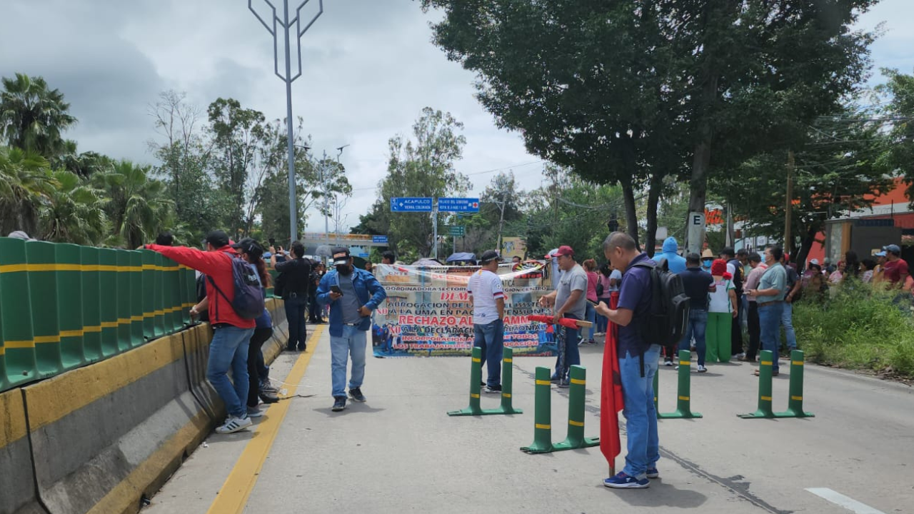 Cierra CETEG Autopista del Sol;  exigen cambio de dos profesores