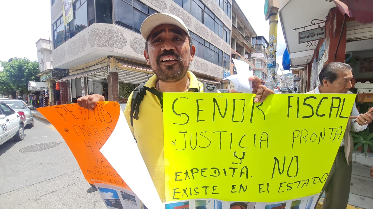 Hombre torturado por policías comunitarios en Ometepec se manifiesta en Chilpancingo