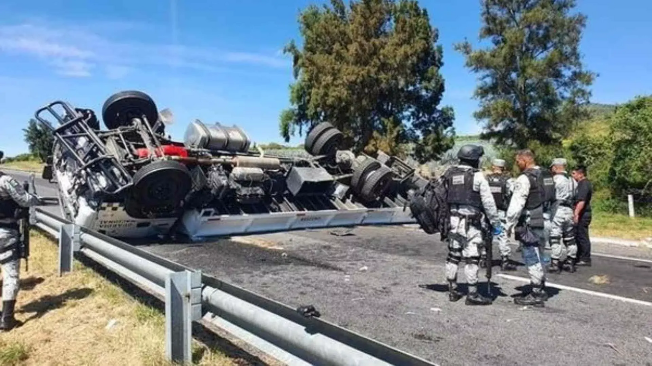 Camión volcado de la Guardia Nacional deja 3 decesos y más de 20 lesionados