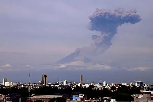 Mantiene Puebla alerta volcánica por cenizas del Popocatépetl